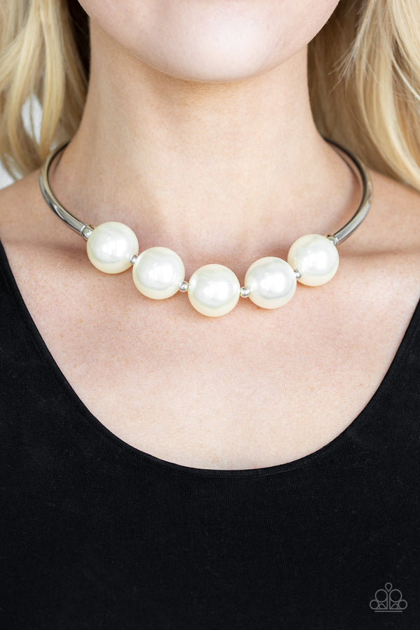 Welcome to Wallstreet - White Pearl Necklace